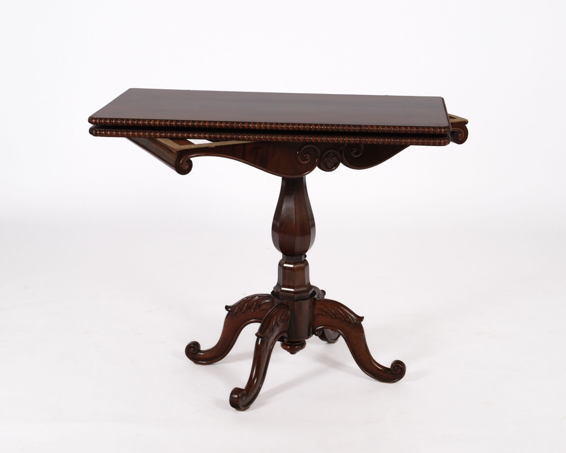 Spieltisch, norddeutsch, um 1900, Mahagoni, Platte klapp- und drehbar, innen mit grünem Filz, Fries - Bild 3 aus 7