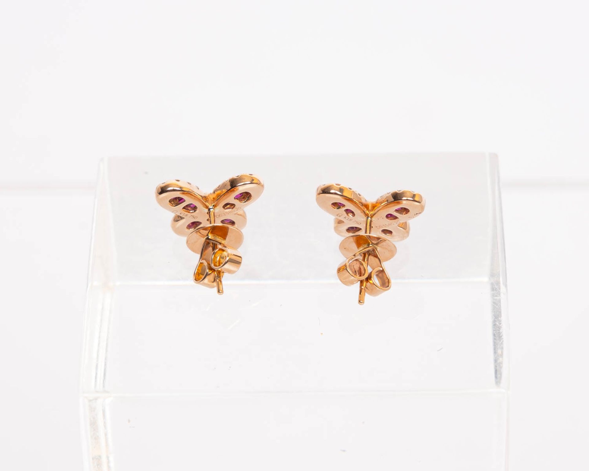 Paar Ohrstecker, 'Schmetterlinge', 18kt Roségold, Rubine ca. 0.40 ct., Brillanten zus. ca. 0.30 ct. - Bild 2 aus 2
