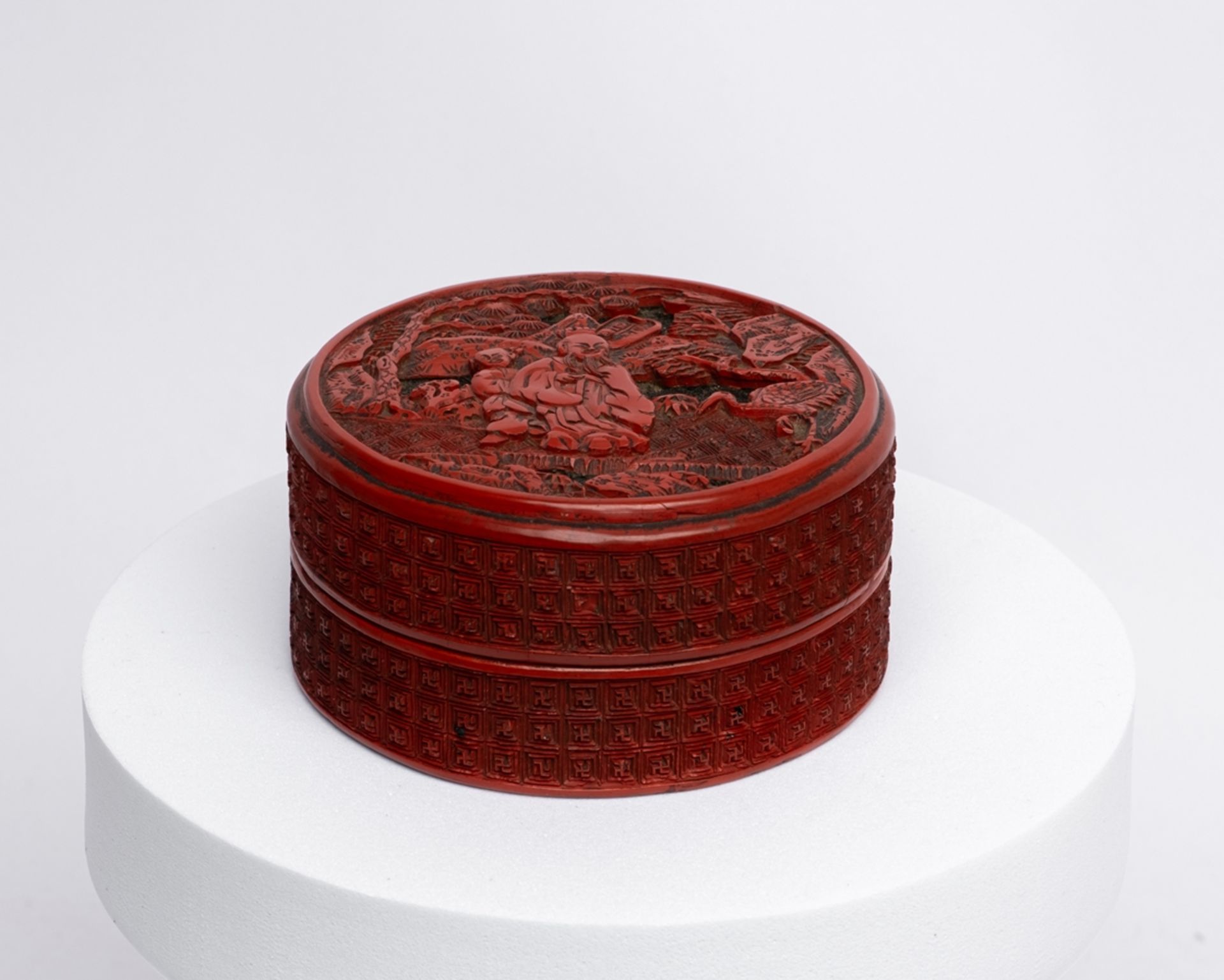 Schnitzlackdose, China, spätes 19. Jh., rot, Deckel mit einem Gelehrten, einem Knaben und einem Kra - Bild 2 aus 3