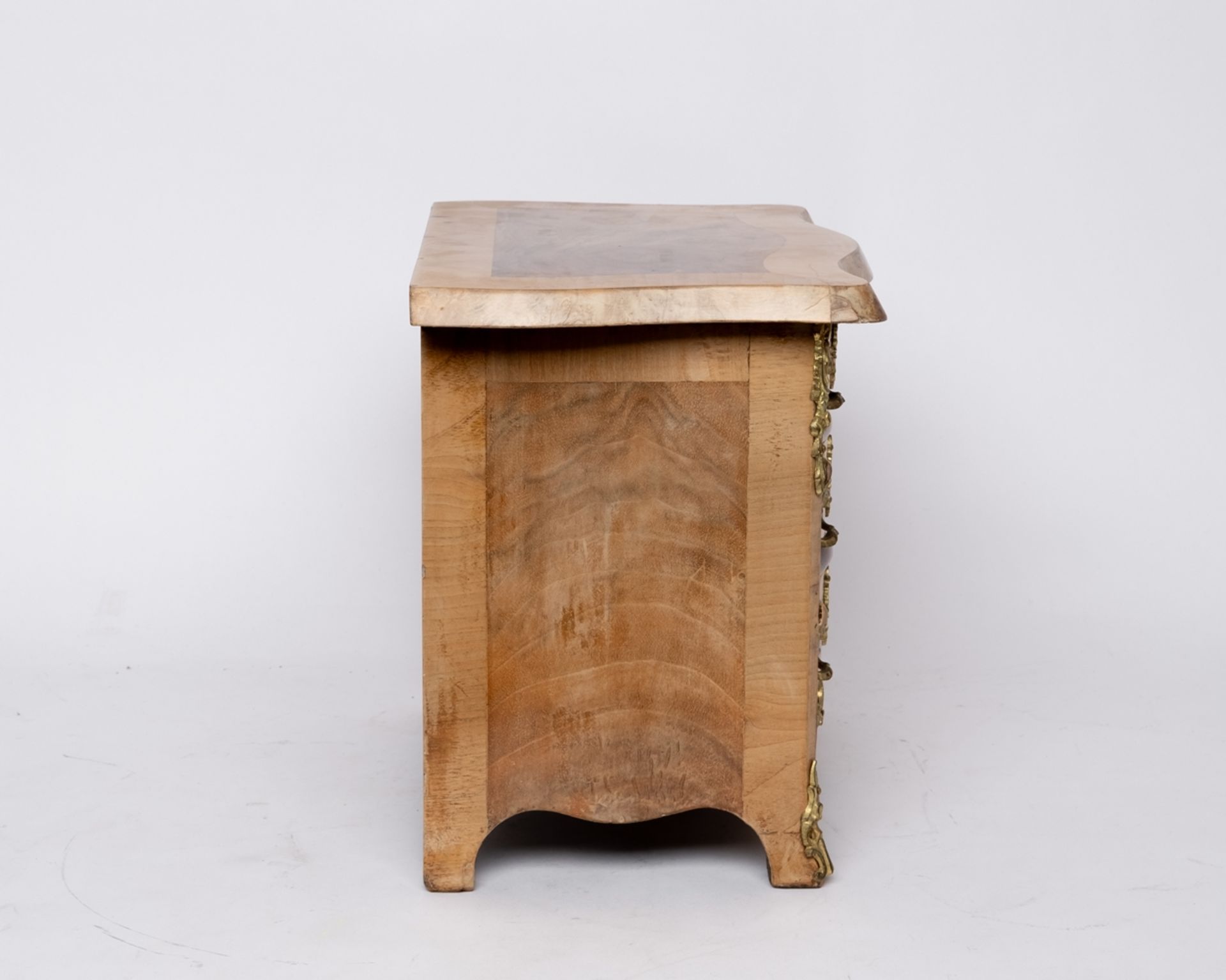 Modellkommode im Dresdner Barock-Stil, um 1900, Nussbaum, allseits geschweifter Korpus mit drei Sch - Bild 2 aus 4