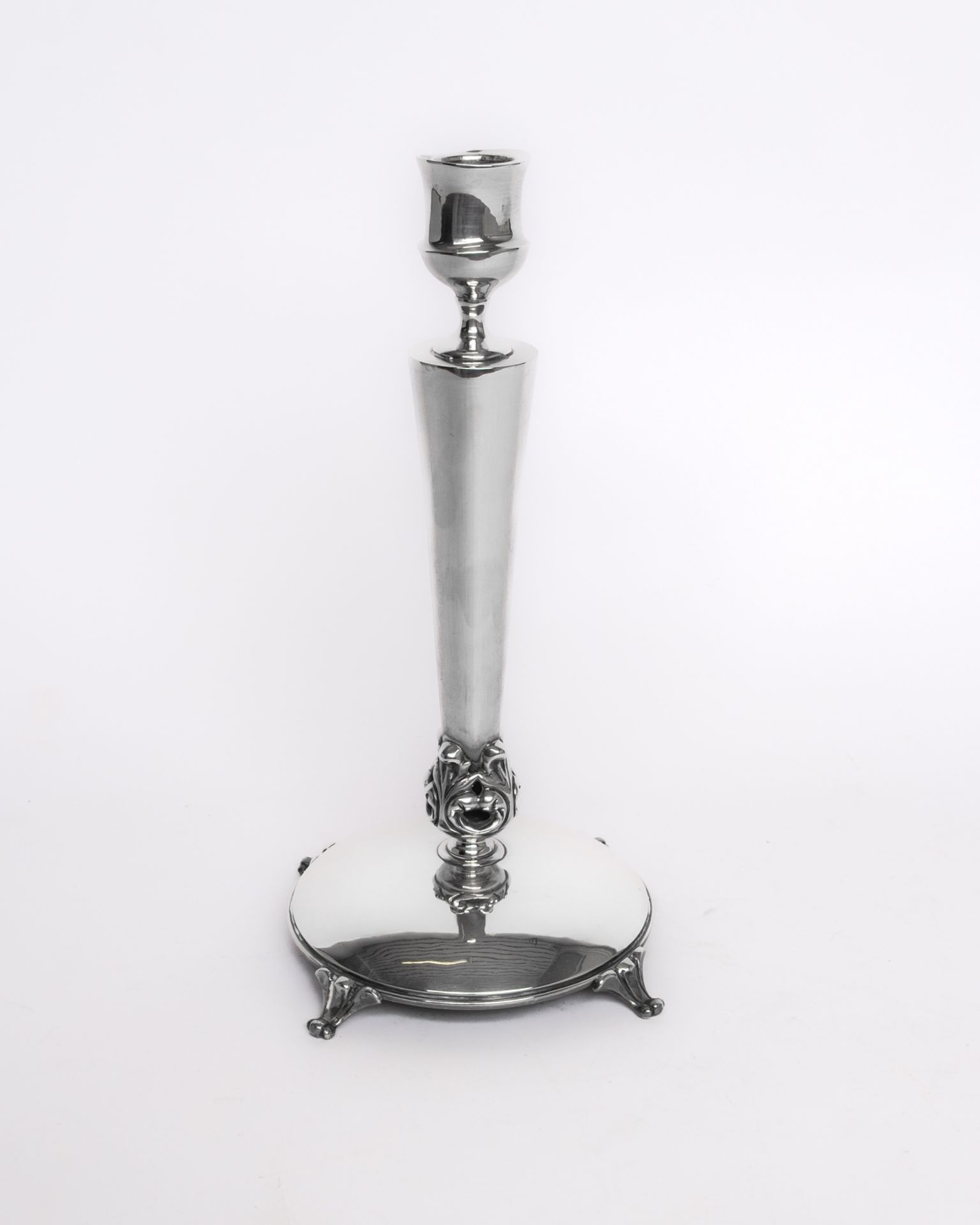 Kerzenleuchter, Silber 925, Mexiko, gewölbter Stand auf vier Füßchen, Nodus mit Blattwerk, konisch 