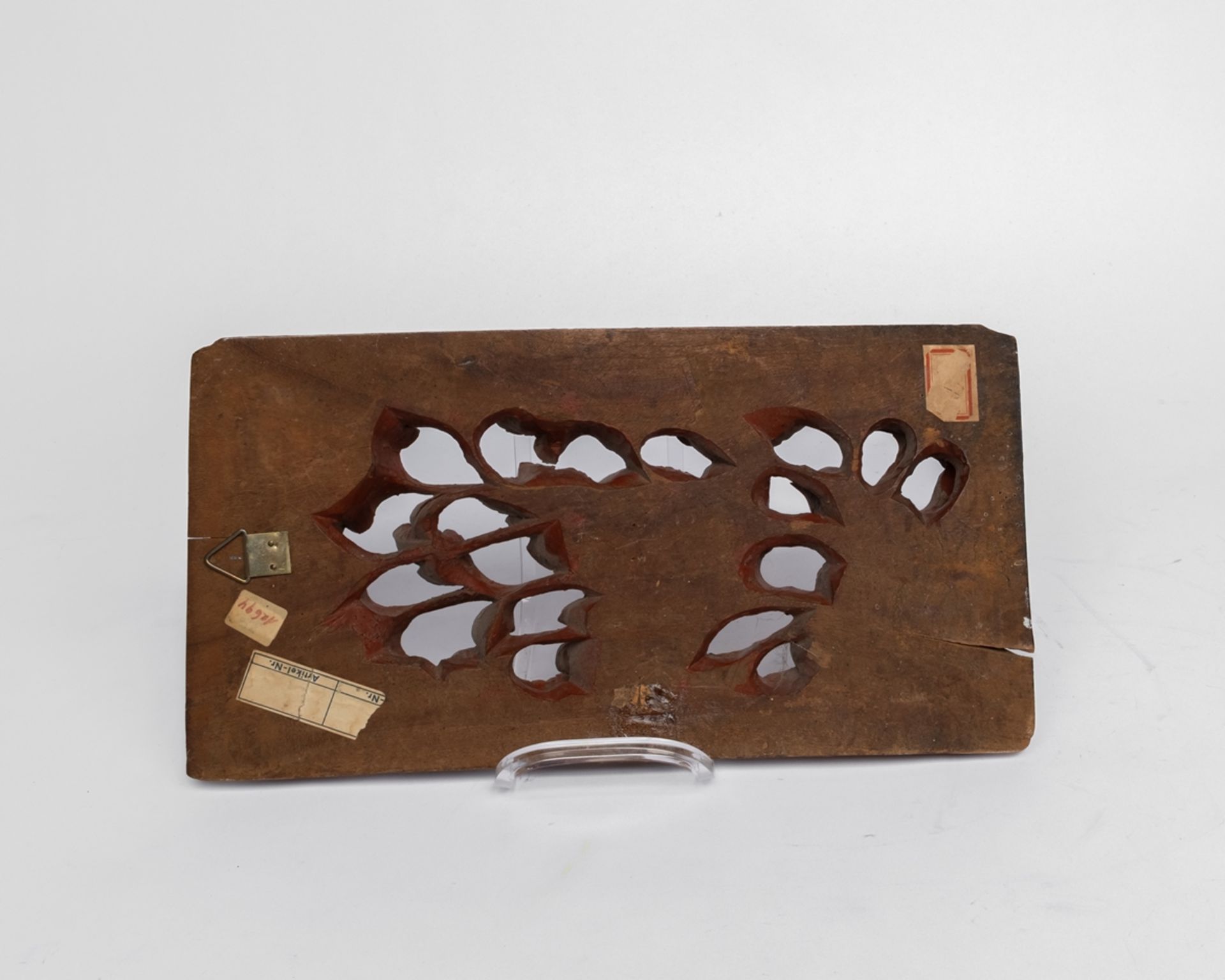 Zwei Reliefschnitzereien, China, 20. Jh., Holz, golden und rot gefasst, Fürstenszene bzw. Vögel und - Bild 5 aus 5