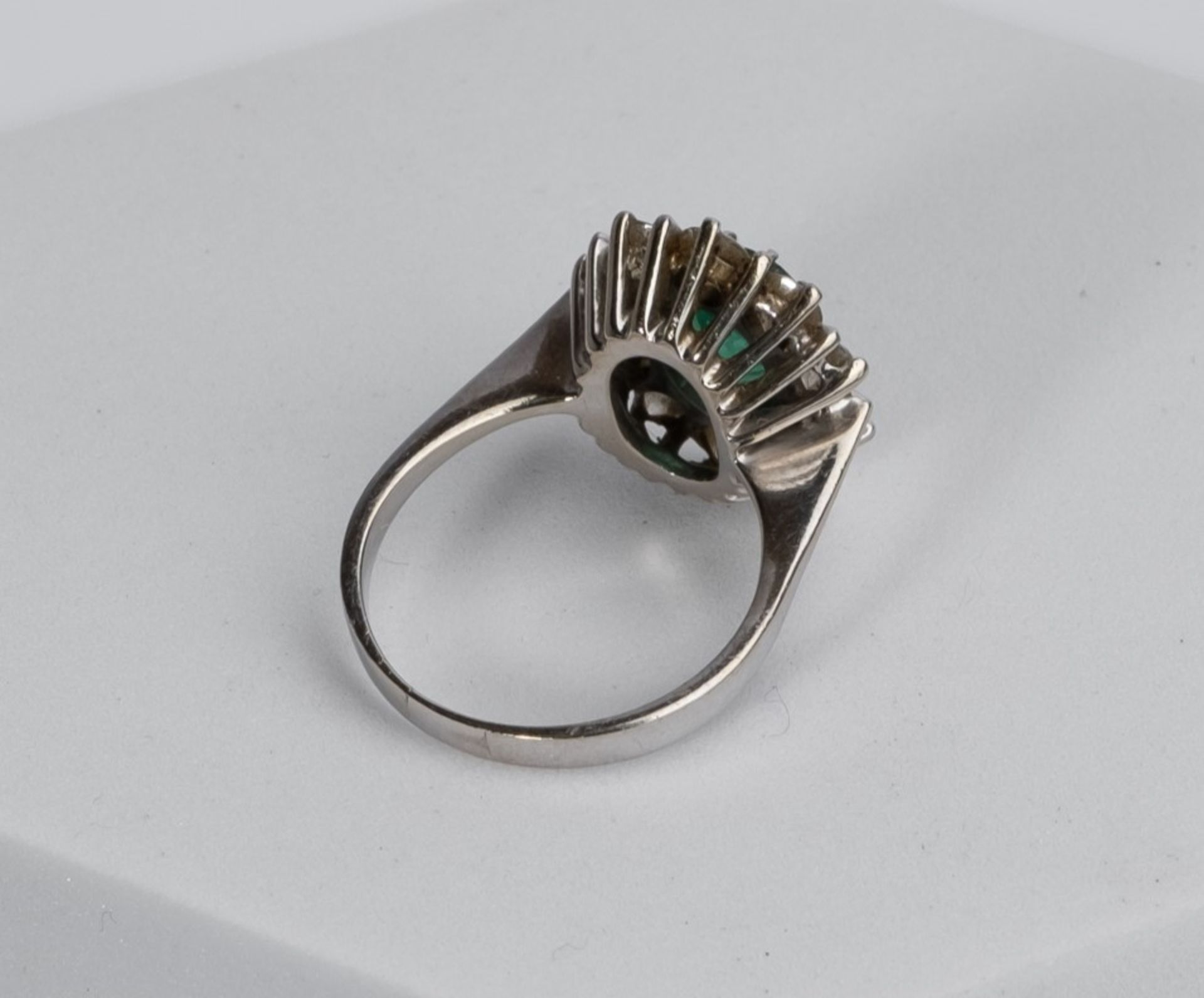 Ring, 18kt Weißgold, 1 Smaragd ca. 1.10 ct., 10 Brillanten zus. ca. 1.50 ct., tw/vs, Punzierung Chr - Bild 2 aus 2