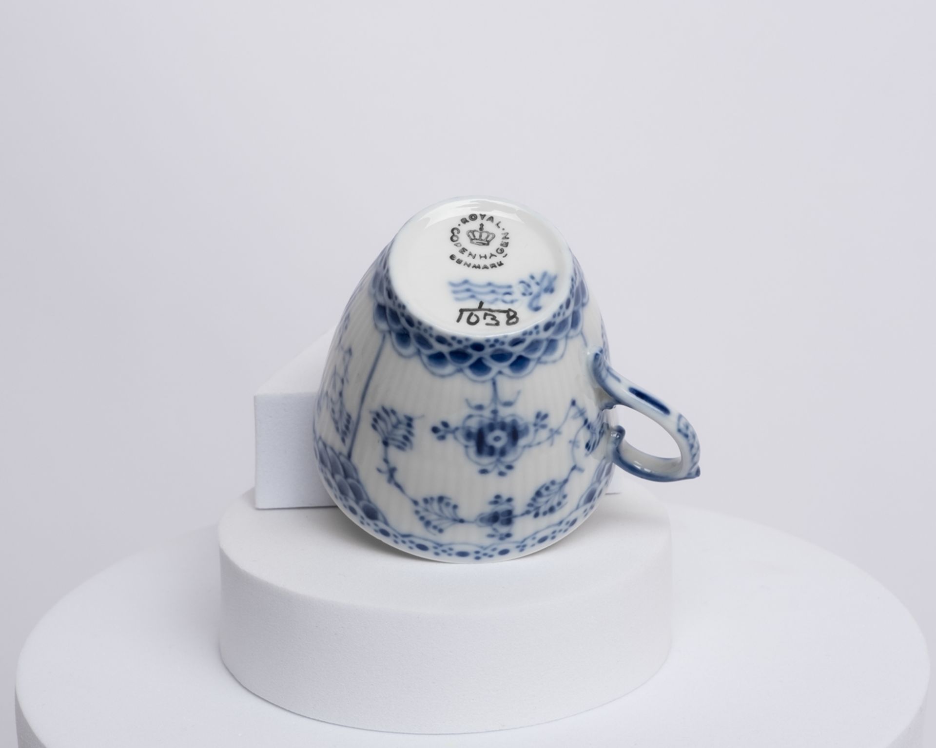 6 Mokkatassen mit Untertassen, Royal Kopenhagen, Musselmalet, Vollspitze, Modellnummer 1038 bzw. 05 - Bild 3 aus 5