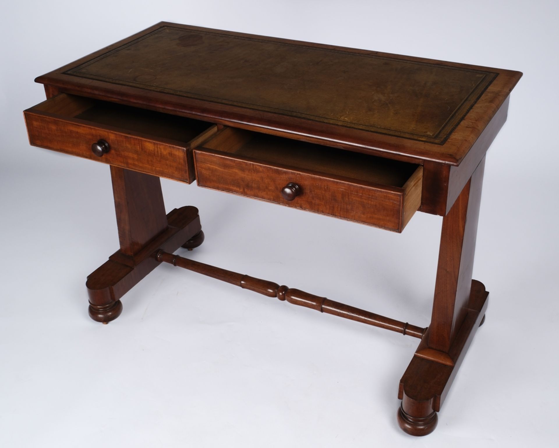 Viktorianischer Schreibtisch, England, Mitte 19. Jh., Mahagoni, rechteckige Platte mit grüner Leder - Bild 3 aus 5