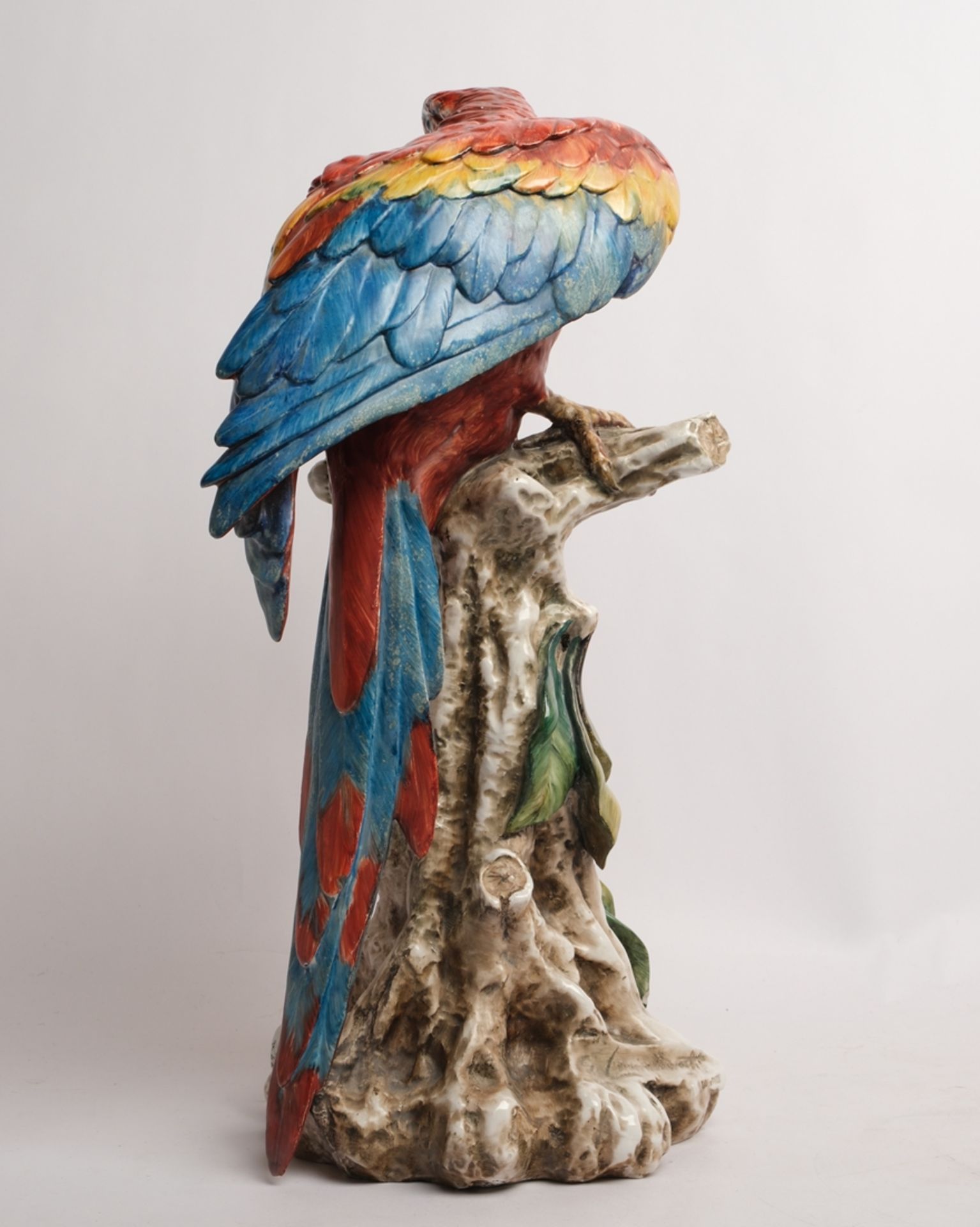 Porzellanfigur, "Ara", Italien, 20. Jh., polychrom, Papagei auf Baumstamm, bezeichnet, Modellentwur - Bild 2 aus 3