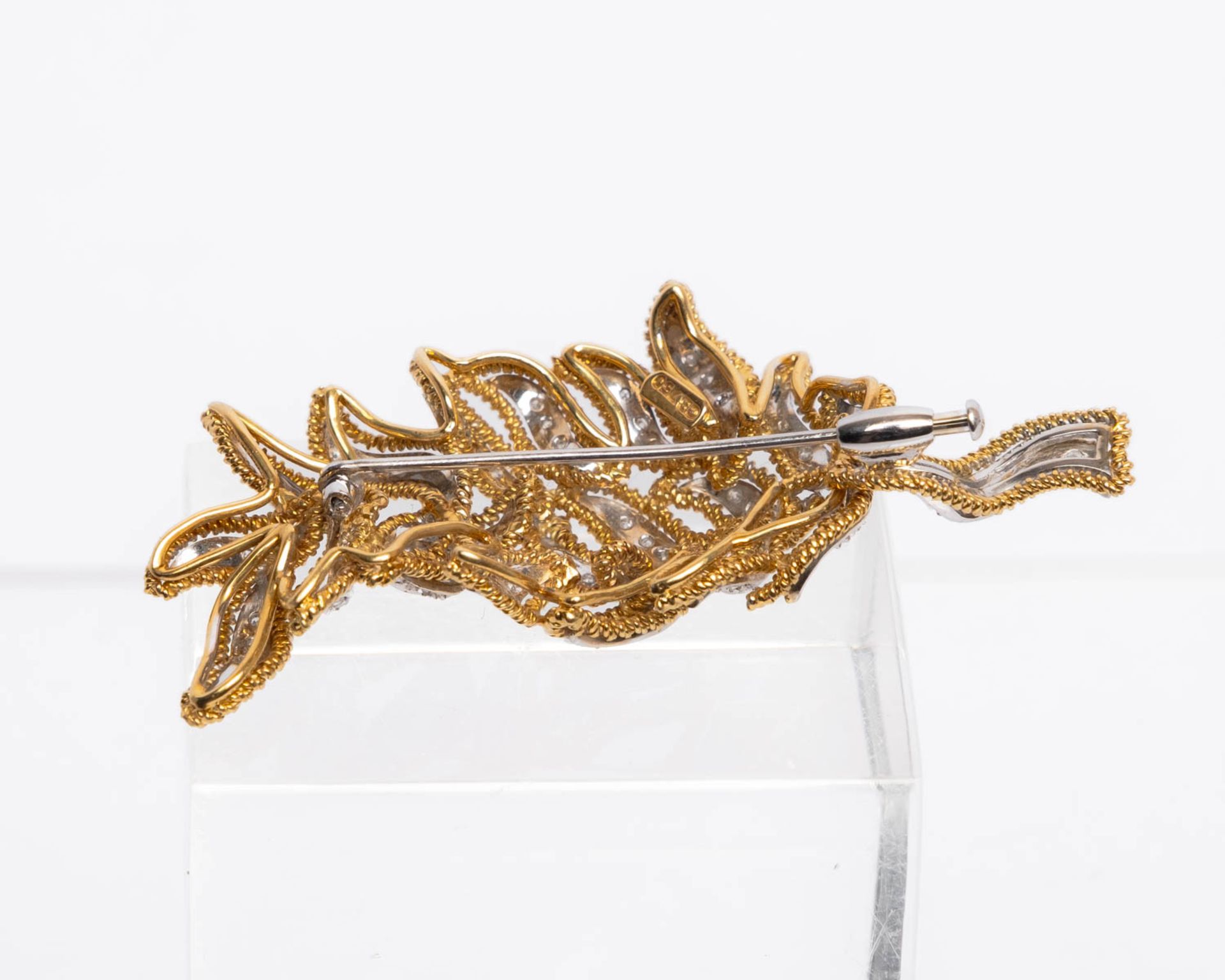 Brosche, 18kt Gelbgold/Weißgold, kleine Diamanten, ca. 21.3 g - Bild 2 aus 2