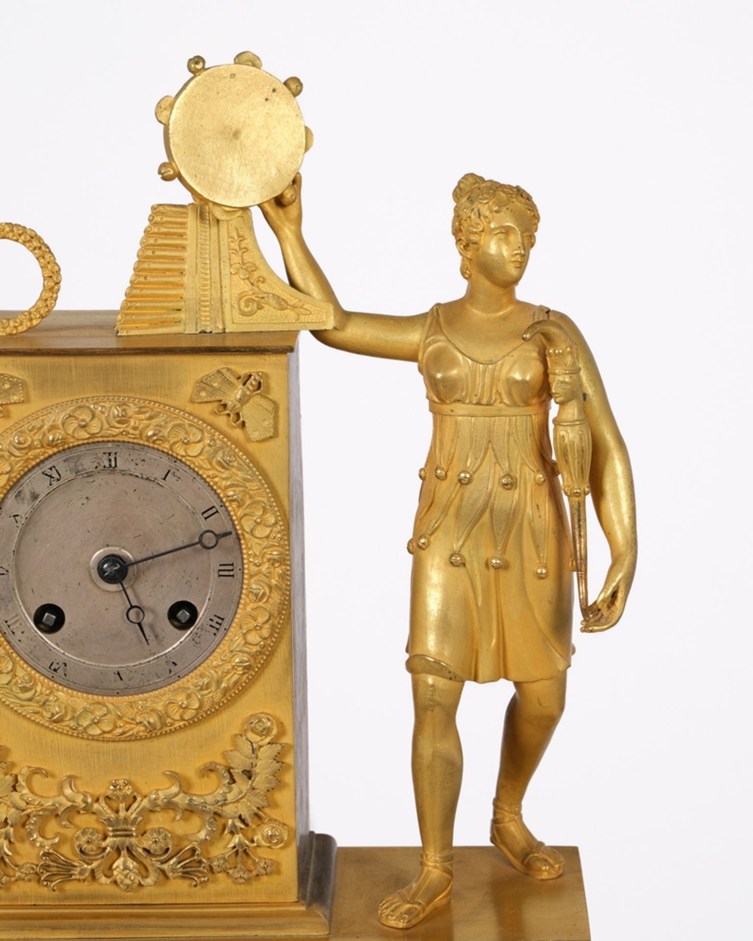 Figurenpendule, Frankreich, um 1830, Bronze, vergoldet, rechteckiger Sockel mit einem Amorettenfrie - Bild 2 aus 5