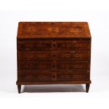 Barocker Schrägklappensekretär, vermutlich norddt., 2. Hälfte 18. Jh., Nussbaum u.a. furniert auf W