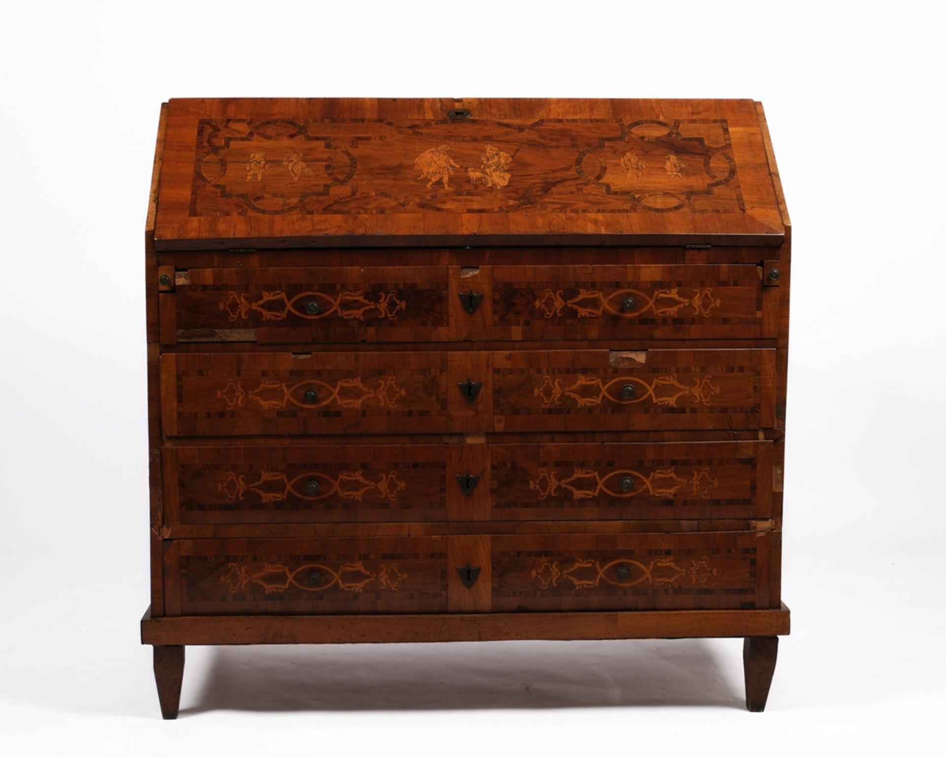 Barocker Schrägklappensekretär, vermutlich norddt., 2. Hälfte 18. Jh., Nussbaum u.a. furniert auf W