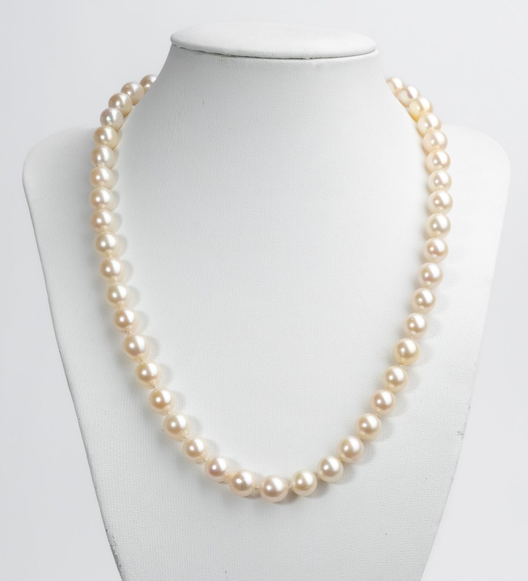 Perlenkette, Schließe 14kt Weißgold, 48 Perlen ø je ca. 8-8.5 mm, mit kleinen Diamanten, ca. 47 cm  - Bild 2 aus 2