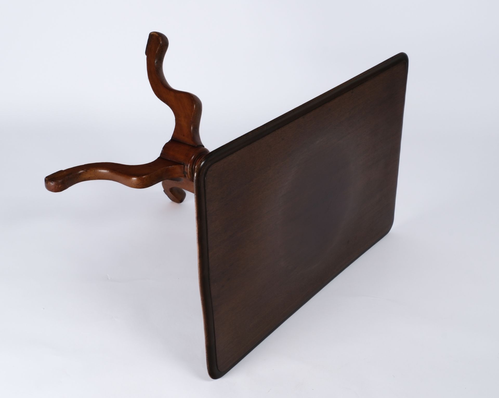 Beistelltisch, England, 19. Jh., Mahagoni, rechteckige Platte über dreipassigem Fuß, 60.5 x 82 x 52 - Bild 4 aus 5