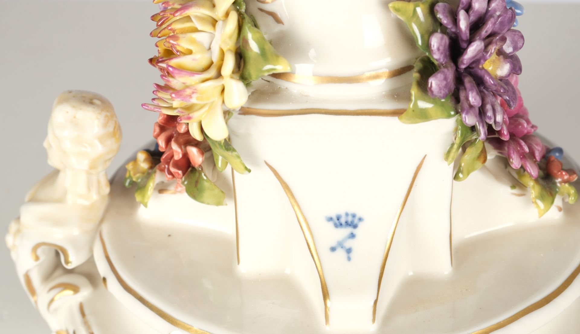 Figurenleuchter, "Gärtnerin", Volkstedt, Ackermann & Fritze, polychrom und goldstaffiert, auf runde - Bild 4 aus 4