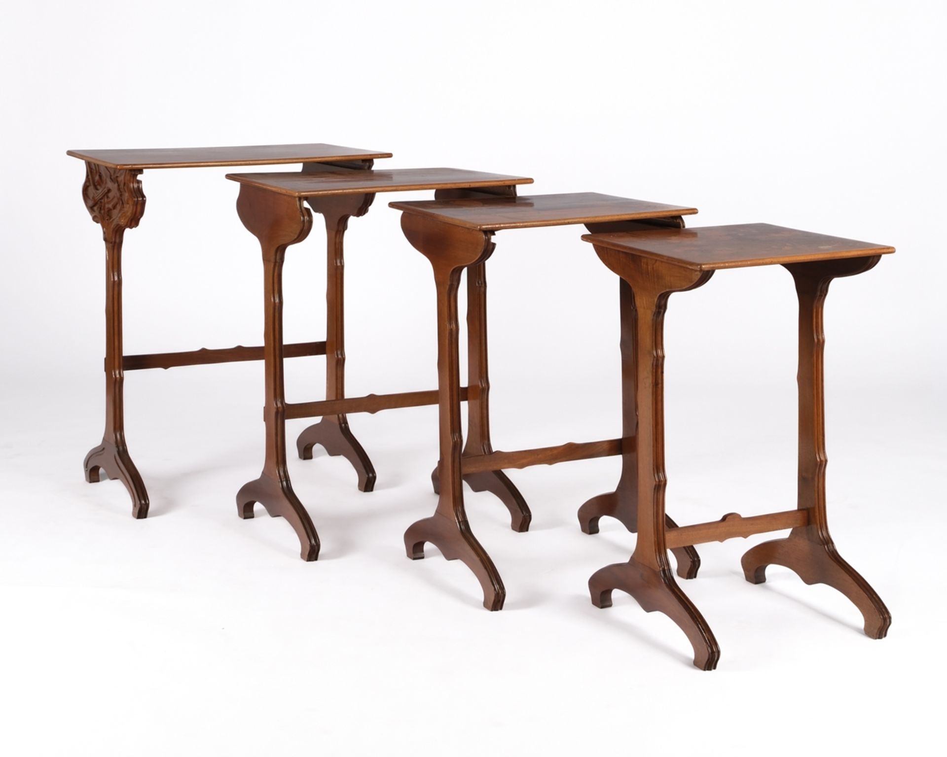 Vierteiliger Satztisch von Emile Gallé, Nancy, um 1900, Nussbaum und diverse eingelegte Edelhölzer, - Bild 5 aus 7