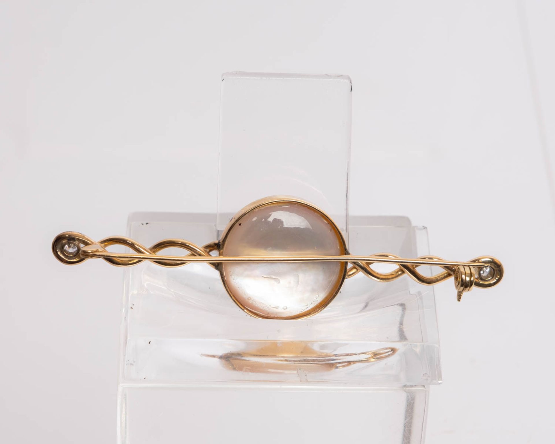 Brosche, 14kt Gelbgold, Mabéperle, 2 Brillanten, ca. 7.9 g - Bild 2 aus 2