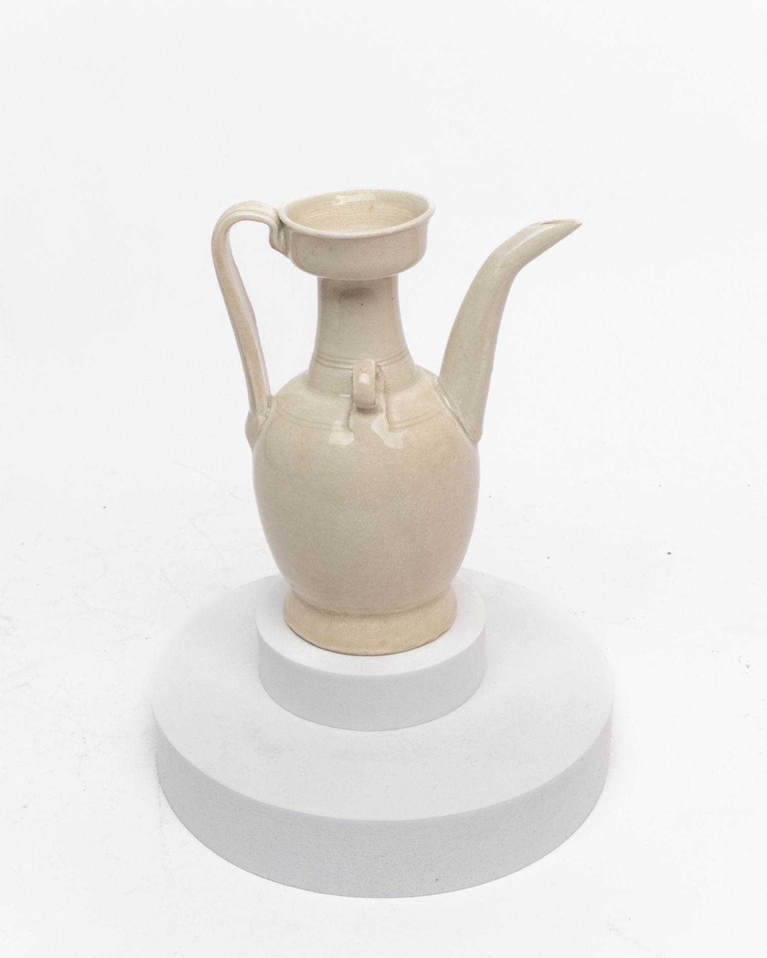 Kanne, China, Yueyao-Typ, helle Seladonglasur, ovoider Körper, taillierter Hals, gebogener Röhrenau - Bild 3 aus 3