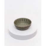 Waschgefäß, China, Longquan, Yuan-Zeit, 1271-1368, Seladon, gekurvte Wandung, außen im Zuckerrohr-M