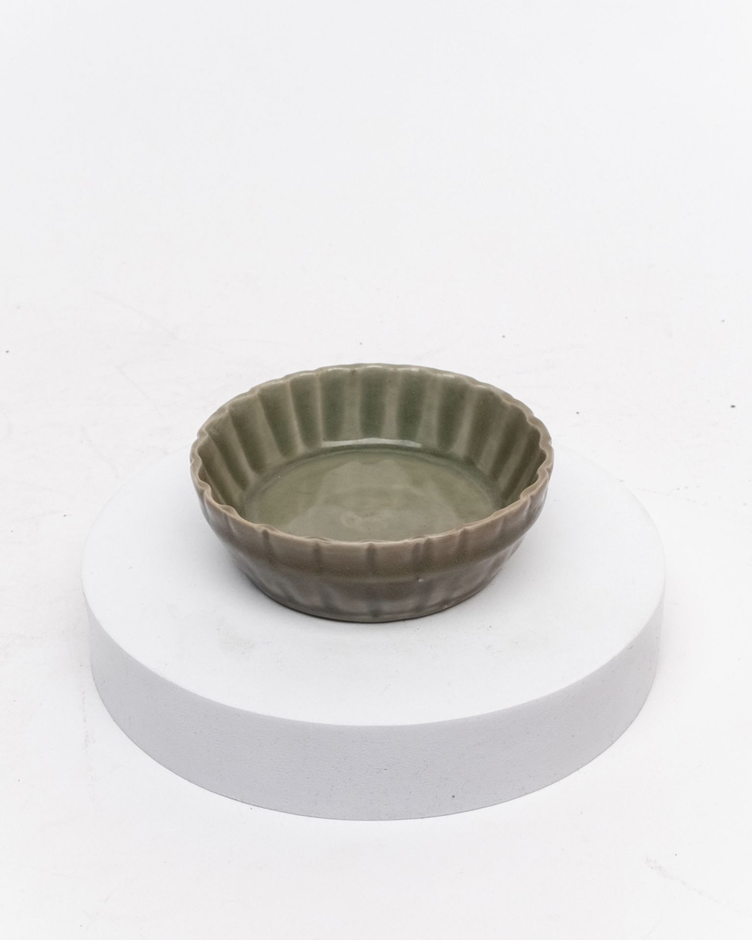 Waschgefäß, China, Longquan, Yuan-Zeit, 1271-1368, Seladon, gekurvte Wandung, außen im Zuckerrohr-M