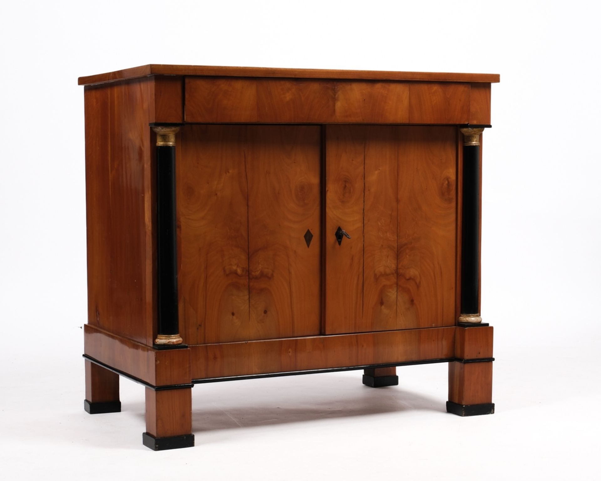 Vertiko / Kommode des Biedermeier aus Haus Parzival, um 1825, Kirschbaum furniert, zweitüriger Korp - Bild 2 aus 4