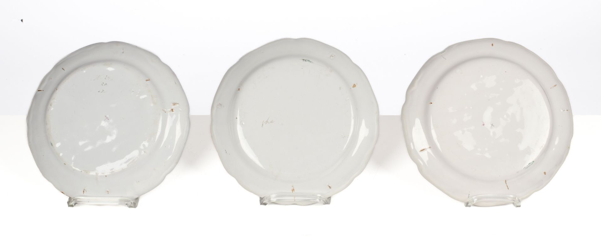 3 Teller, Moustiers, nach 1750, Fayence, passig, farbiger Aufglasurdekor mit Blumen auf weißem Grun - Bild 3 aus 3