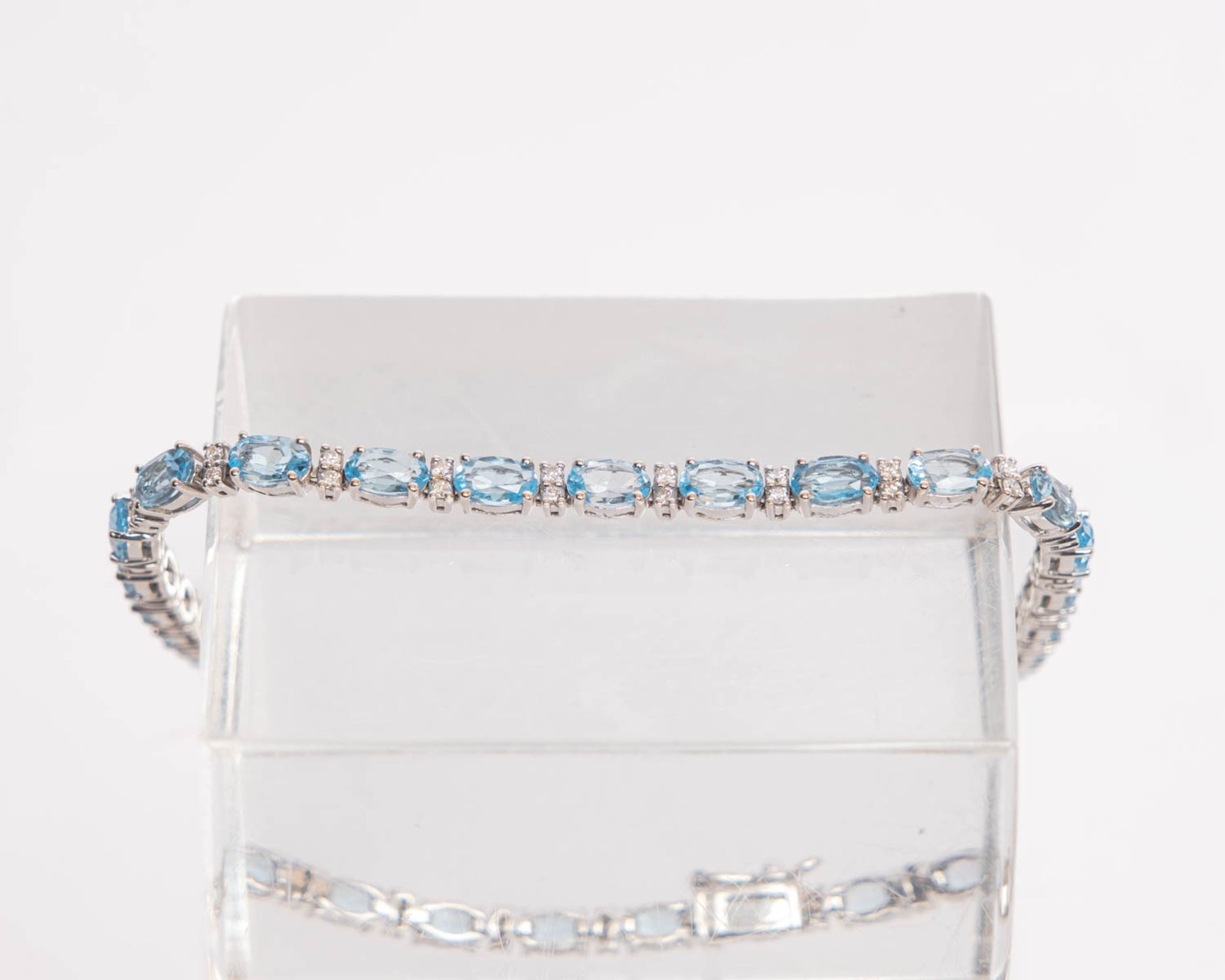 Armband, 18kt Weißgold, Brillanten zus. ca. 0.45 ct., etwa w/si, 27 Topase zus. ca. 5.70 ct., ca. 9