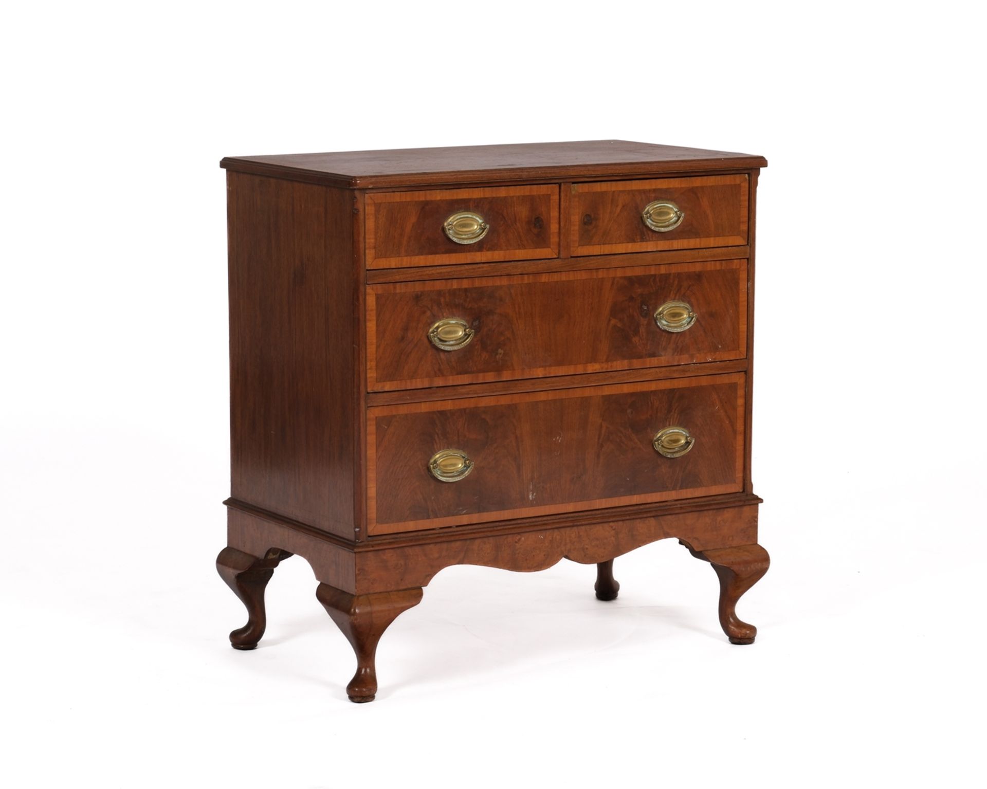 Kommode im Queen-Anne Stil, England, wohl Anfang 20. Jh., Nussbaum furniert, vier Schübe in drei Et - Bild 2 aus 4