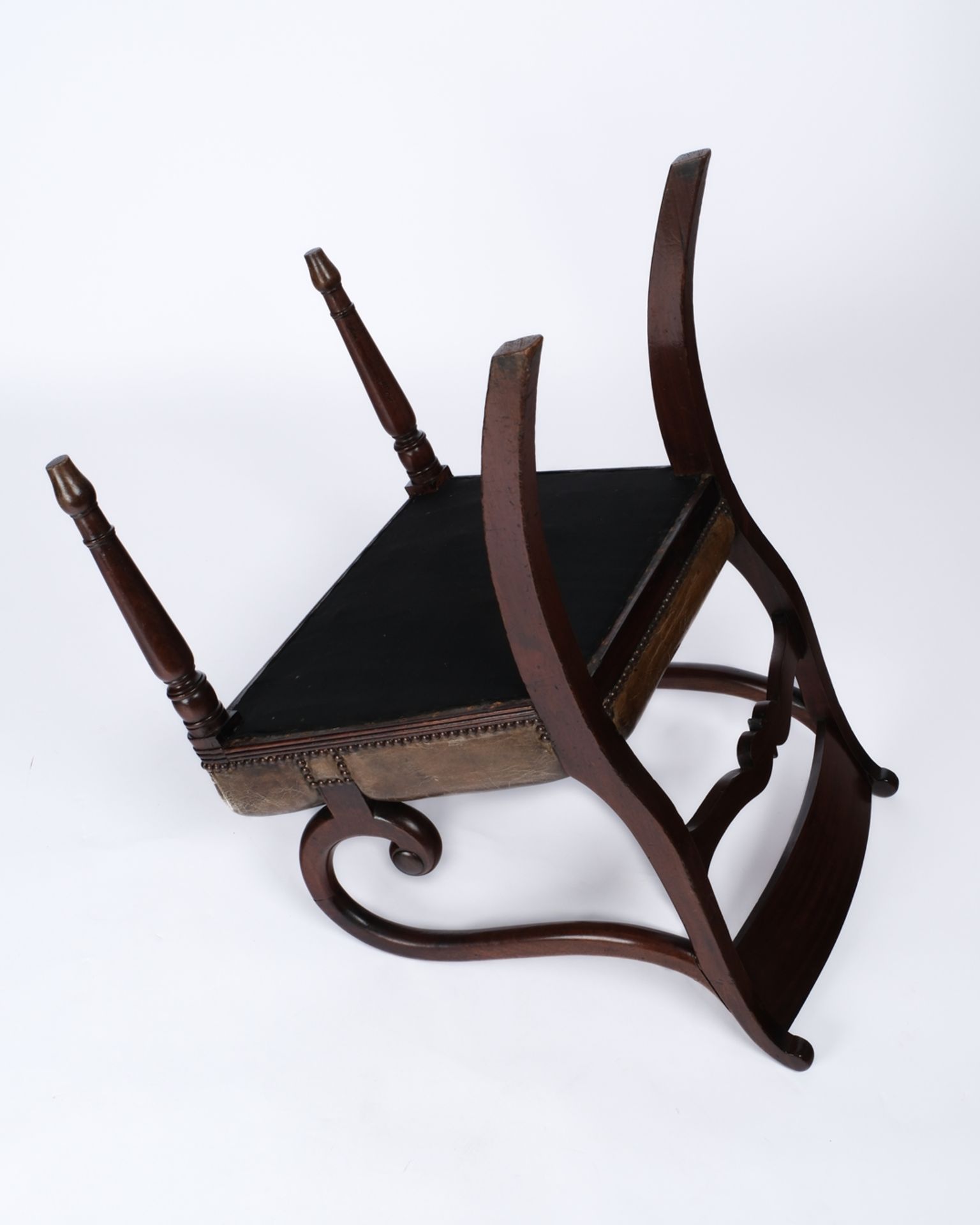 Armlehnstuhl / Carver, England, um 1830, ergänzter Polsterbezug patiniert, H. 83.5 cm - Bild 3 aus 3