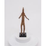Schreinfigur, Dogon, Mali, Afrika, wohl spätes 19. Jh./frühes 20. Jh., Eisen, stehend, bewegt, 16 c