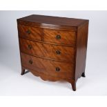 Kommode im George III-Stil, England, 20. Jh., Mahagoni geflammt, vierschübiger Korpus mit gebogter 