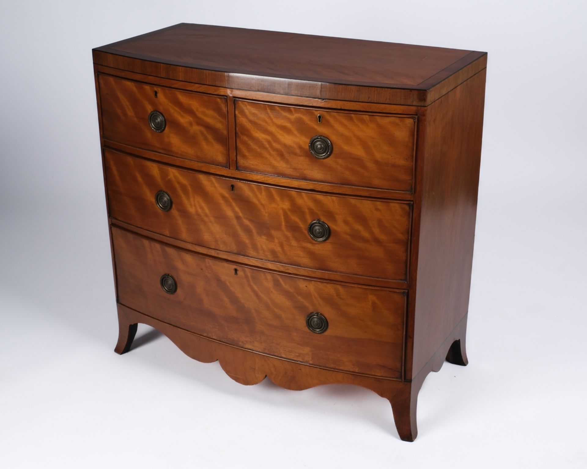 Kommode im George III-Stil, England, 20. Jh., Mahagoni geflammt, vierschübiger Korpus mit gebogter 