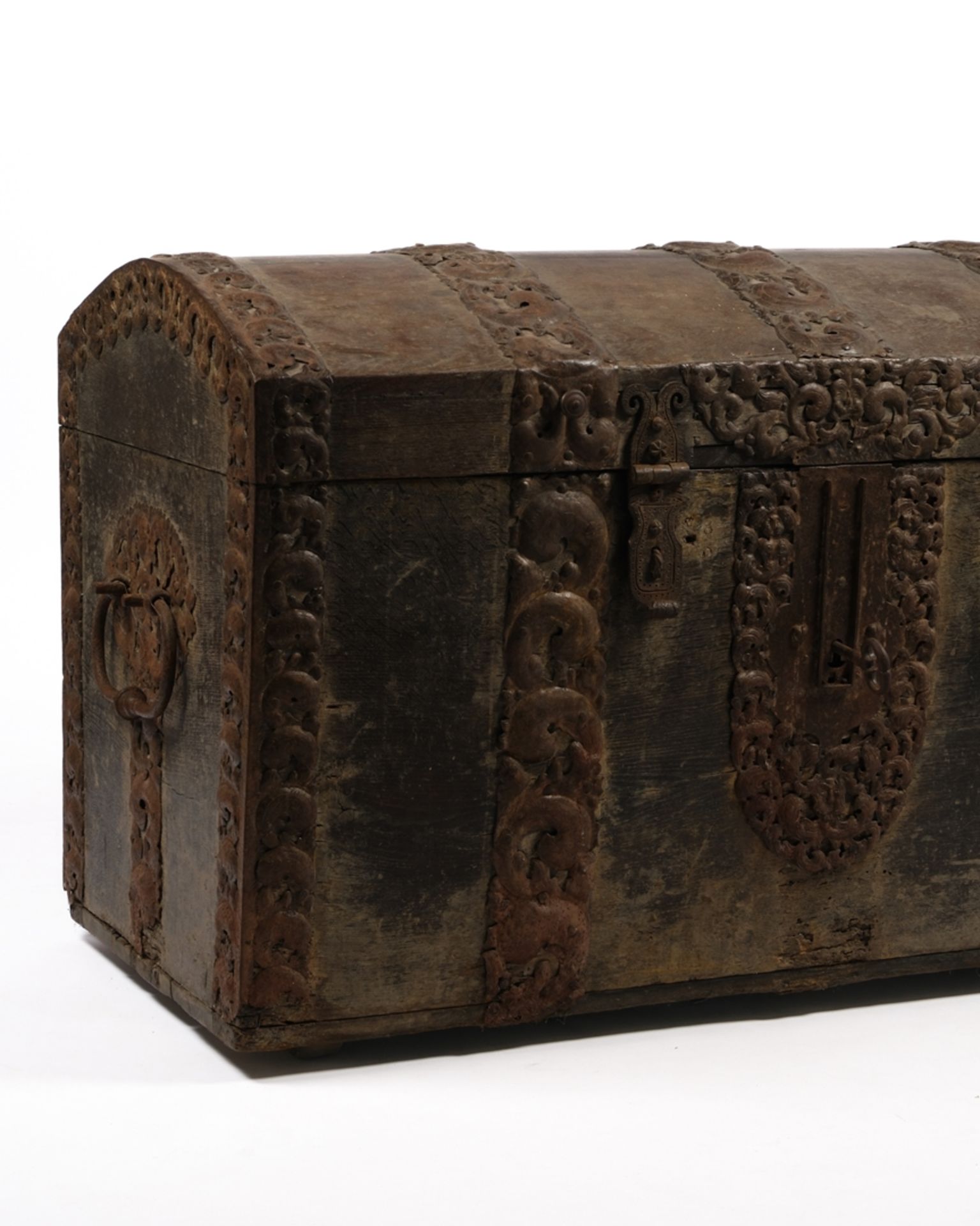 Große barocke Runddeckeltruhe, 18. Jh., Eiche, der Korpus mit reich verzierten Eisenbändern beschla - Bild 4 aus 7