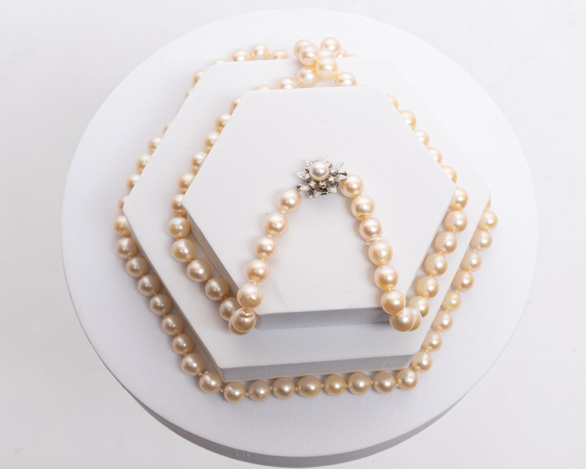 Perlenkette, Perlen ø ca. 8 mm, Schließe 18kt Weißgold, kleine Brillanten, ca. 89 cm lang - Bild 2 aus 2