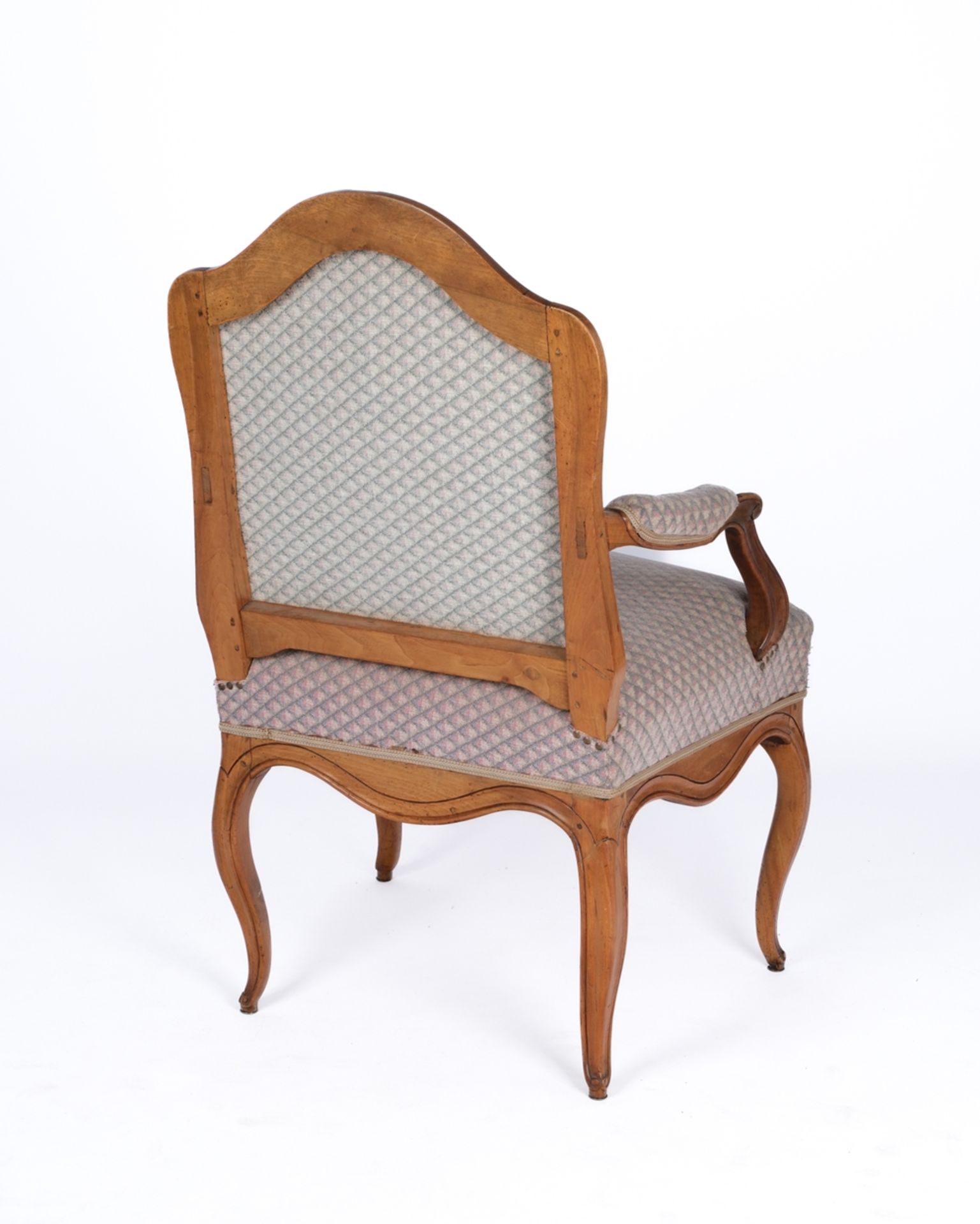 Fauteuil / Armlehnstuhl, 2. Hälfte 18. Jh., Nussbaum geschnitzt, H. 97.5 cm, kleine Ergänzungen - Bild 3 aus 3
