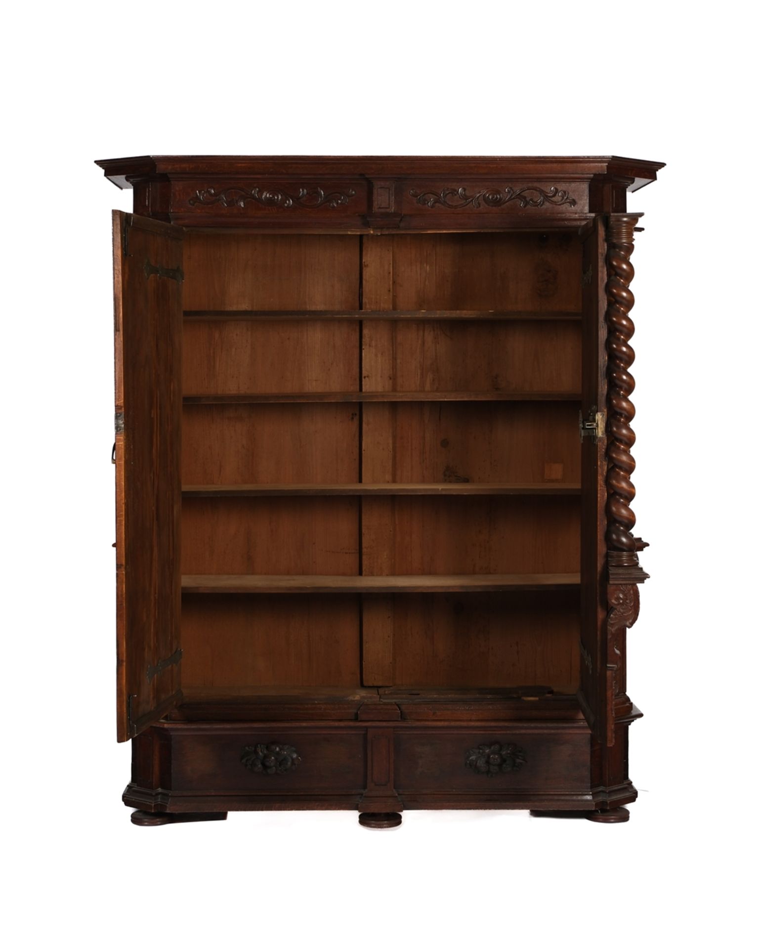 Barockschrank, Schwaben, 18. Jh., Eiche auf Weichholz, mittig teilbarer Korpus mit geschrägten Ecke - Bild 2 aus 5