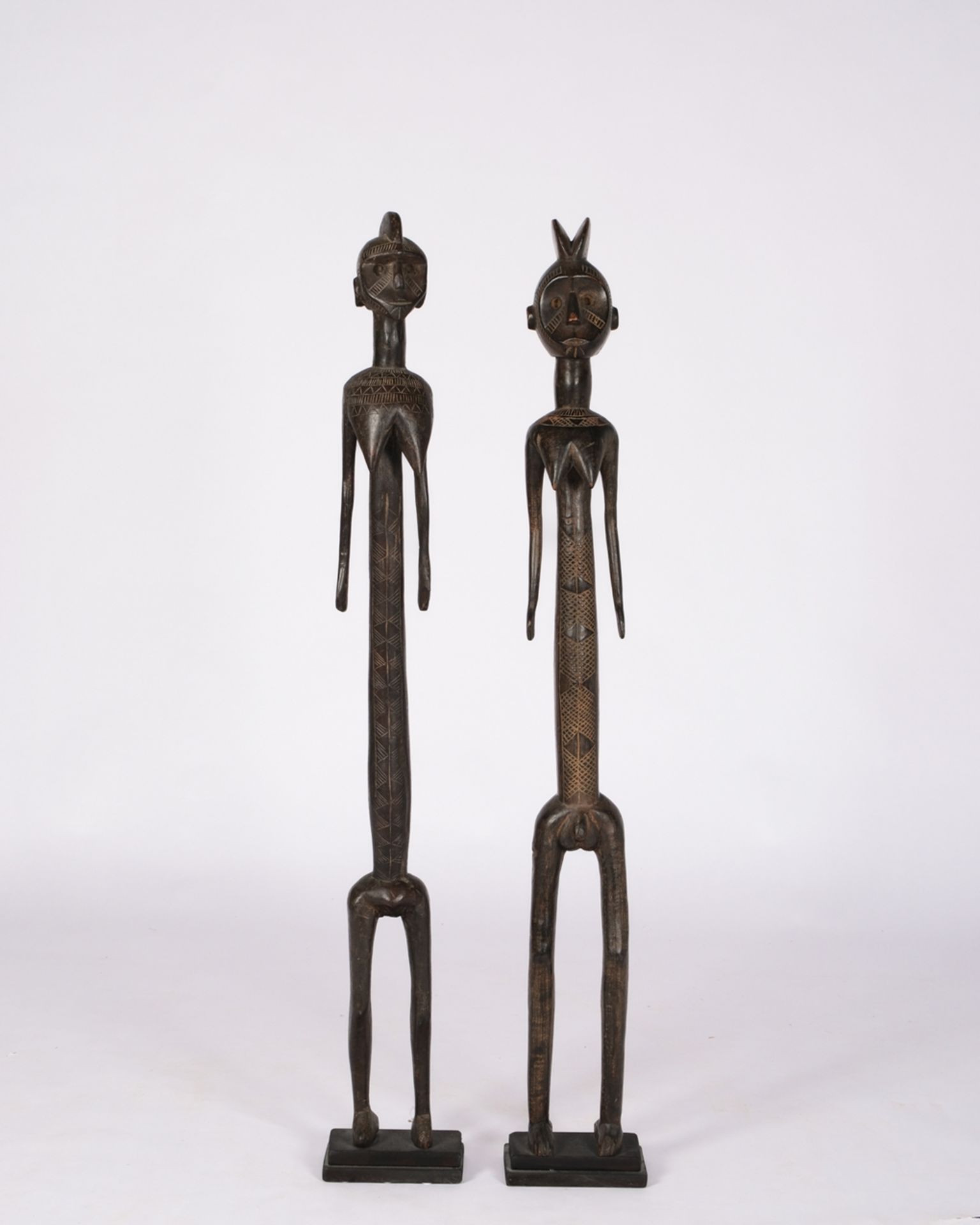 2 Figuren, weiblich, Mumuye, Burkina Faso, Afrika, Holz, geschnitzt, dunkle Patina, stellenweise gl