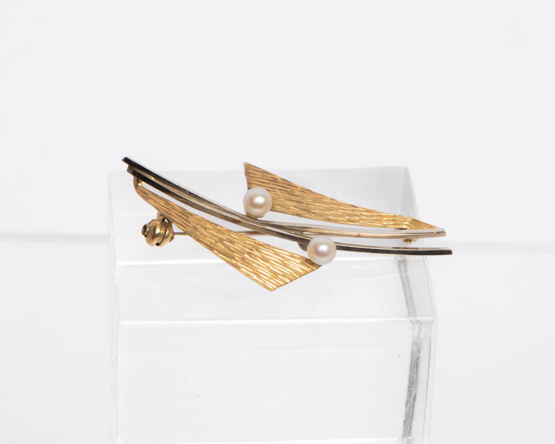 Brosche, 14kt Gelbgold/Weißgold, zwei kleine Perlen, ca. 4.6 g