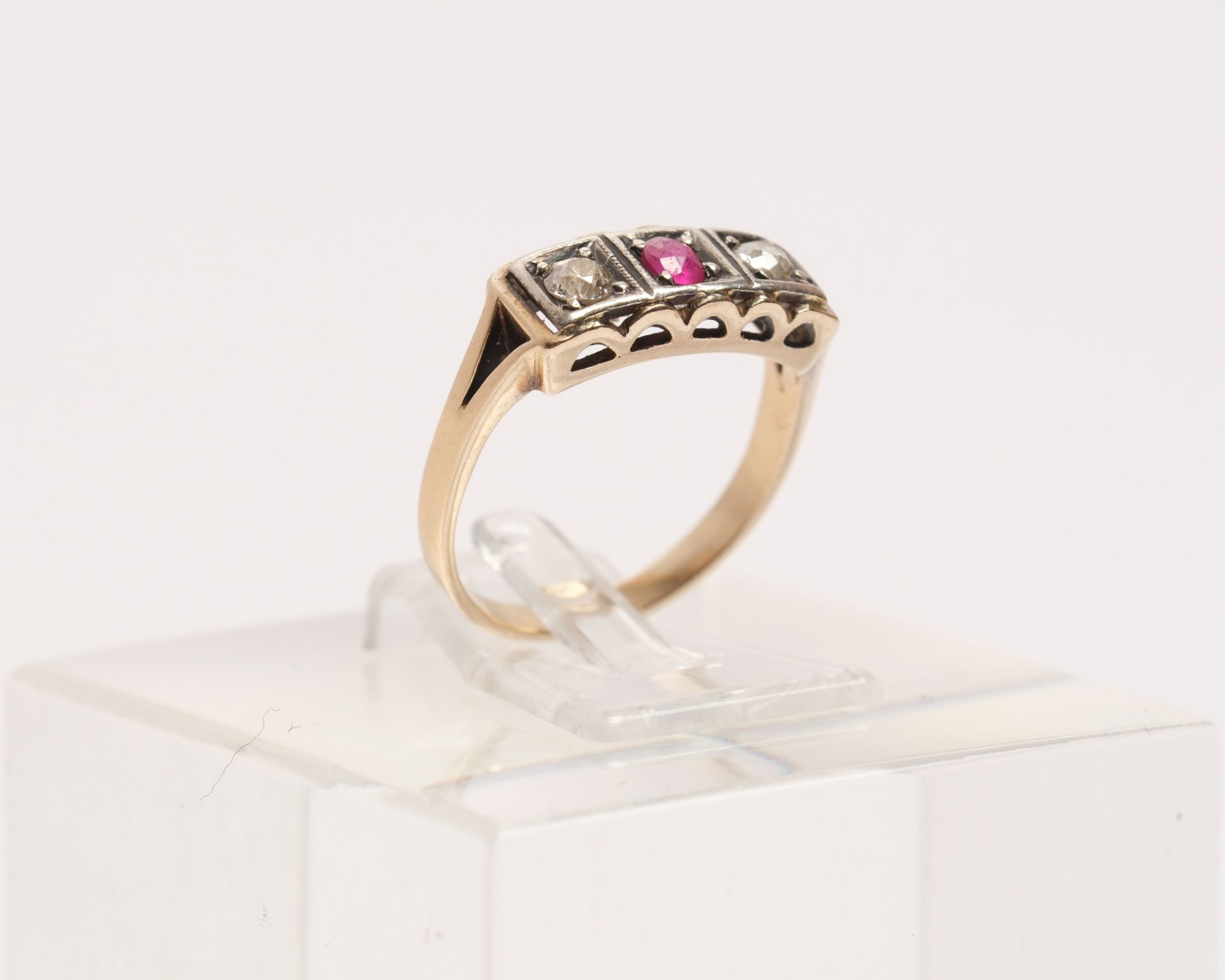 Art Déco-Ring, wohl 14kt Gelbgold, 2 Altschliff-Diamanten, 1 Rubin, ca. 3.0 g, RM 54 - Bild 3 aus 3