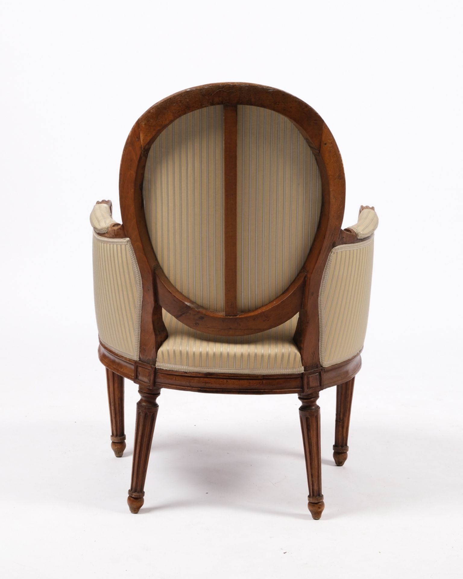 Bergère, Louis XVI, um 1780, Nussbaum geschnitzt, medaillonförmige Rückenlehne und kannelierte Füße - Bild 4 aus 4