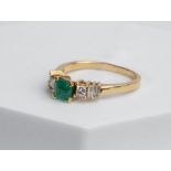 Ring, 18kt Gelbgold, Smaragd, 2 Diamanten, Princesscut, 4 Diamantbaguettes, ca. 4.8 g, RM 60
