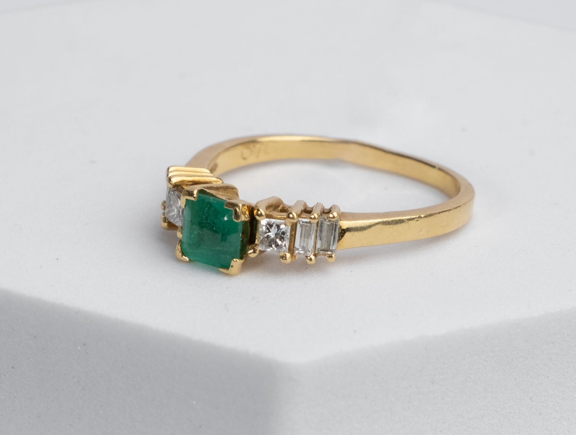 Ring, 18kt Gelbgold, Smaragd, 2 Diamanten, Princesscut, 4 Diamantbaguettes, ca. 4.8 g, RM 60