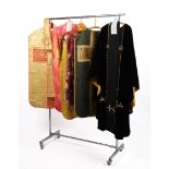 Konvolut 5 Messgewänder, deutsch, 20. Jh., Stoff, verschiedene Ausführungen, 4x mit einer Stola, 1x