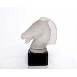 Briefbeschwerer, "Longchamp B", womöglich Lalique, Pferdekopf aus mattiertem, farblosem Glas auf ei