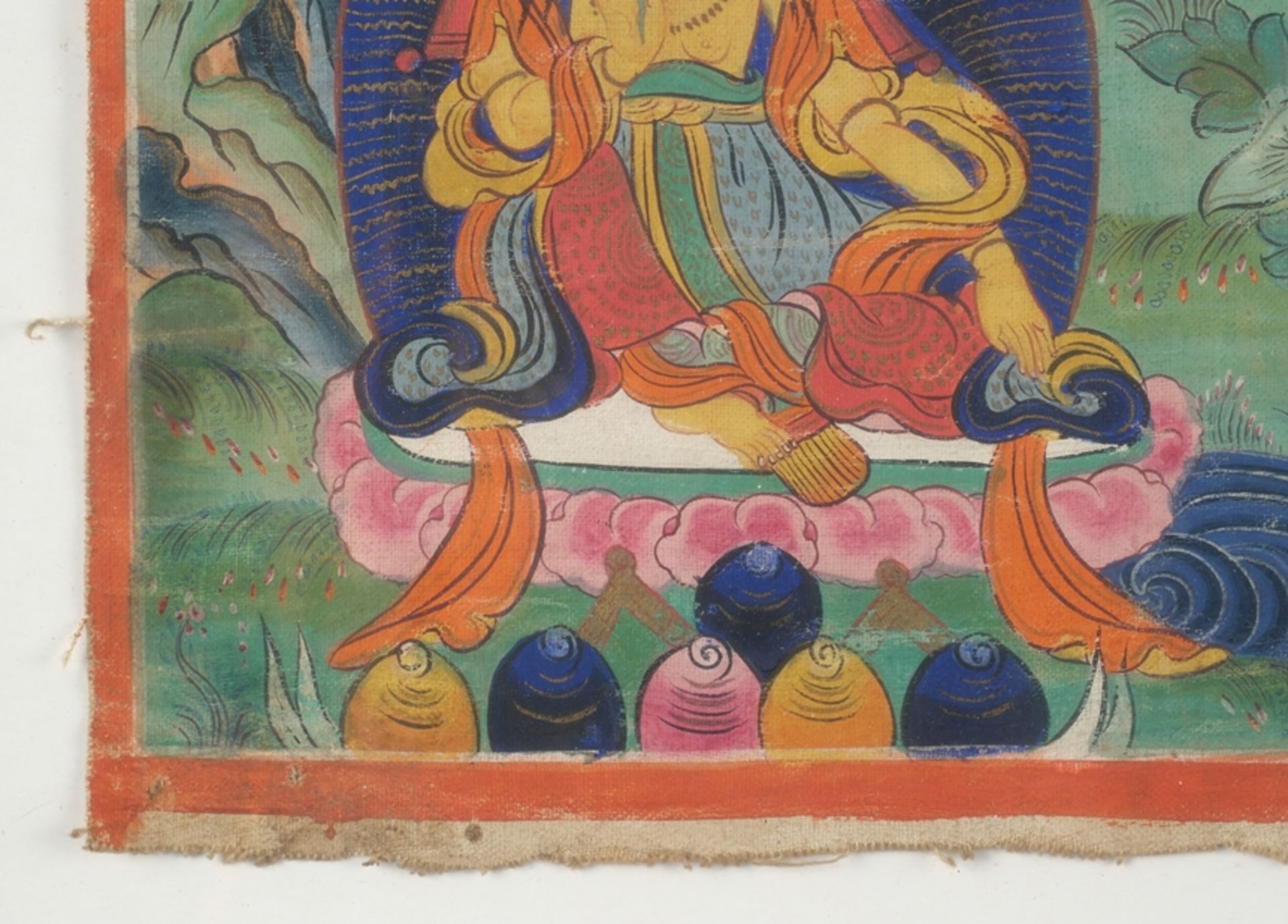 Thangka, "Sitzende Tara vor Mandorla", Tibet/Nepal, 20. Jh., Farbe und Gold auf Leinwand, unmontier - Bild 3 aus 6