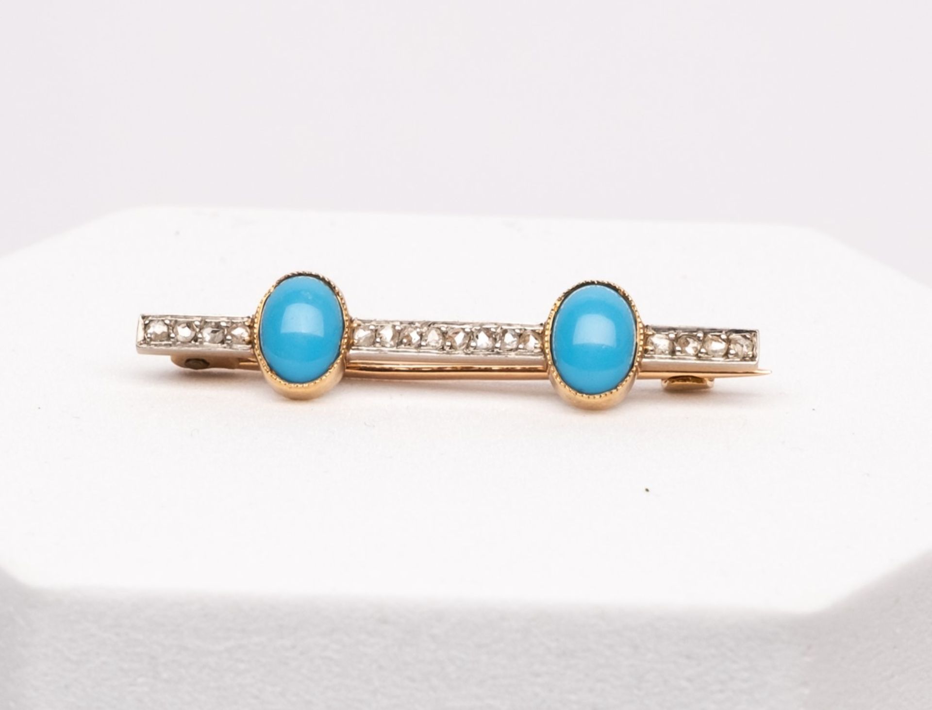 Brosche, 18kt Gelbgold und Platin, ca. 1900/1910, 2 Türkis-Cabochons, 16 kleine Diamantrosen, ca. 3