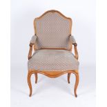 Fauteuil / Armlehnstuhl, 2. Hälfte 18. Jh., Nussbaum geschnitzt, H. 97.5 cm, kleine Ergänzungen