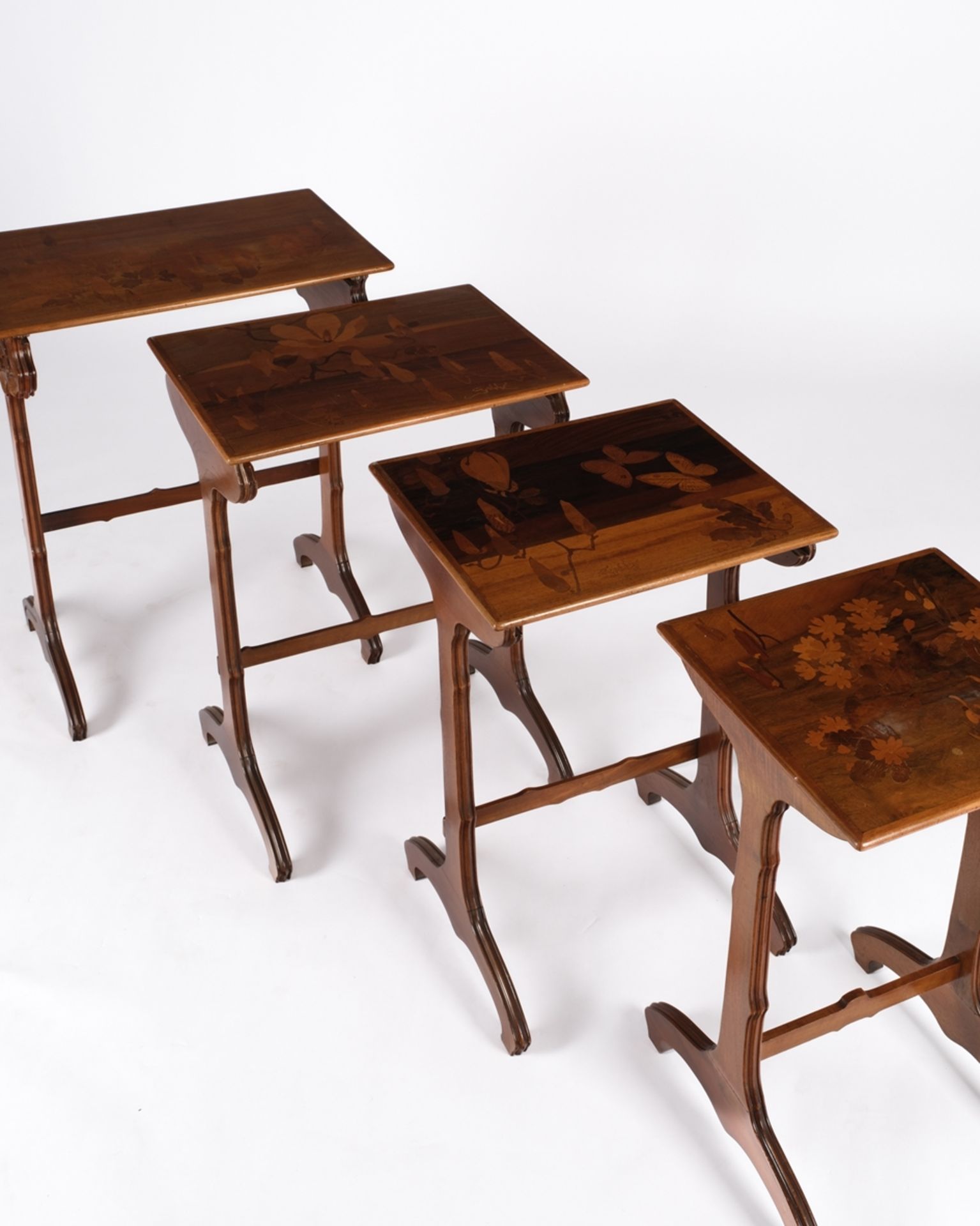 Vierteiliger Satztisch von Emile Gallé, Nancy, um 1900, Nussbaum und diverse eingelegte Edelhölzer, - Bild 6 aus 7
