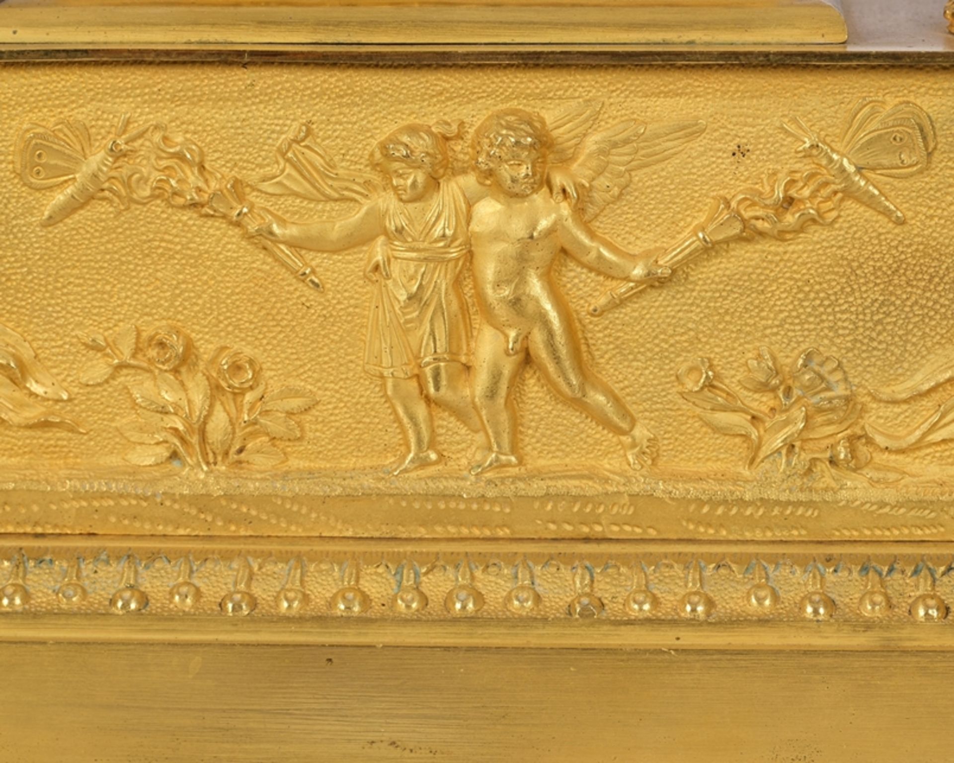 Figurenpendule, Frankreich, um 1830, Bronze, vergoldet, rechteckiger Sockel mit einem Amorettenfrie - Bild 3 aus 5