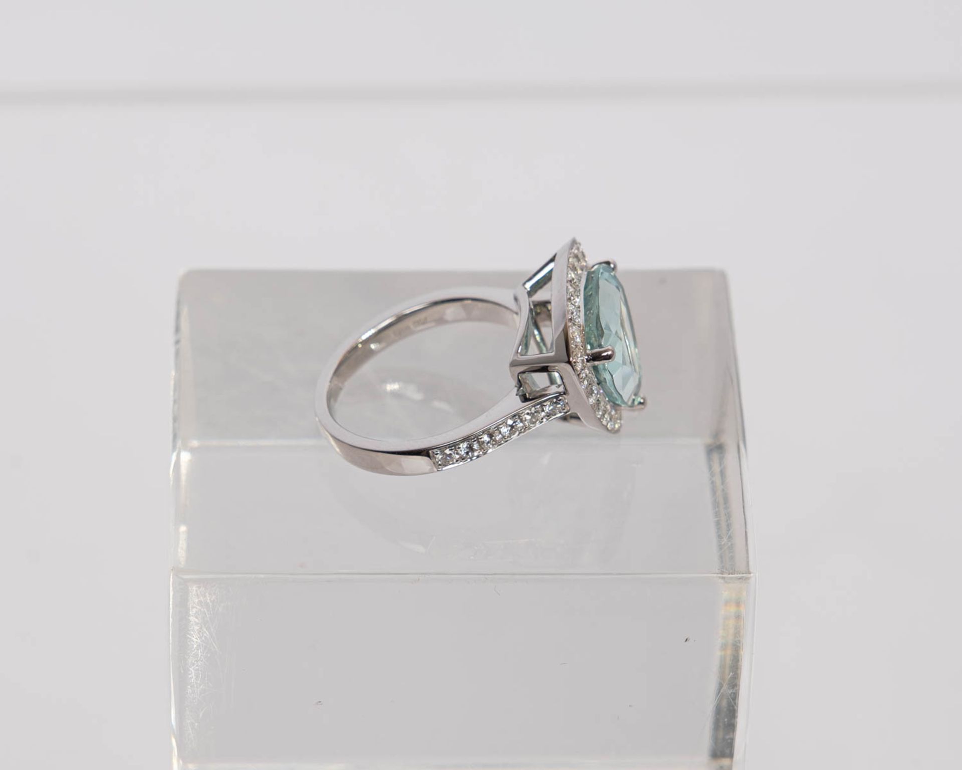 Ring, 18kt Weißgold, Aquamarin ca. 5.0 ct., 33 Brillanten zus. ca. 0.72 ct., etwa w/si, ca. 7.6 g,  - Bild 2 aus 3