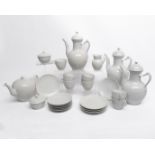 Serviceteile, 24 tlg., Royal Kopenhagen, Weißporzellan, gerippt, Halbspitze: 3 Kaffeekannen, Teekan