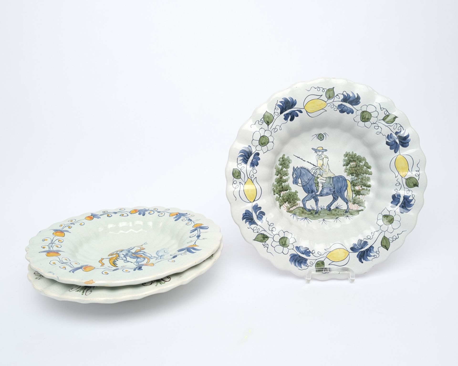 Konvolut 3 Teller und 4 Platten, Fayence, diverse Motive und Dekore, ø ca. 23-32 cm, Randabplatzung - Bild 2 aus 8